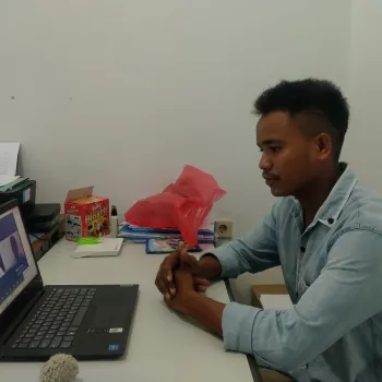 Tim BKK memfasilitasi alumni yang diinterview oleh industri untuk bekerja