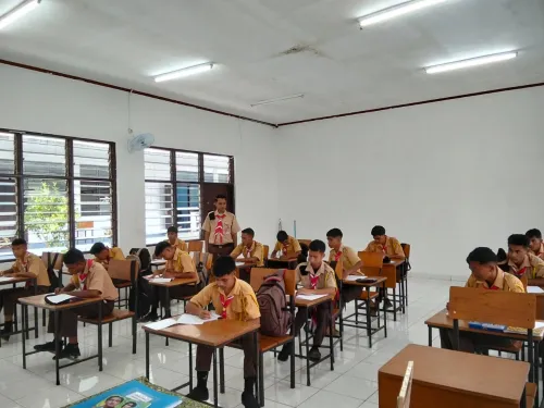 MENUMBUHKAN BUDAYA LITERASI DI SEKOLAH